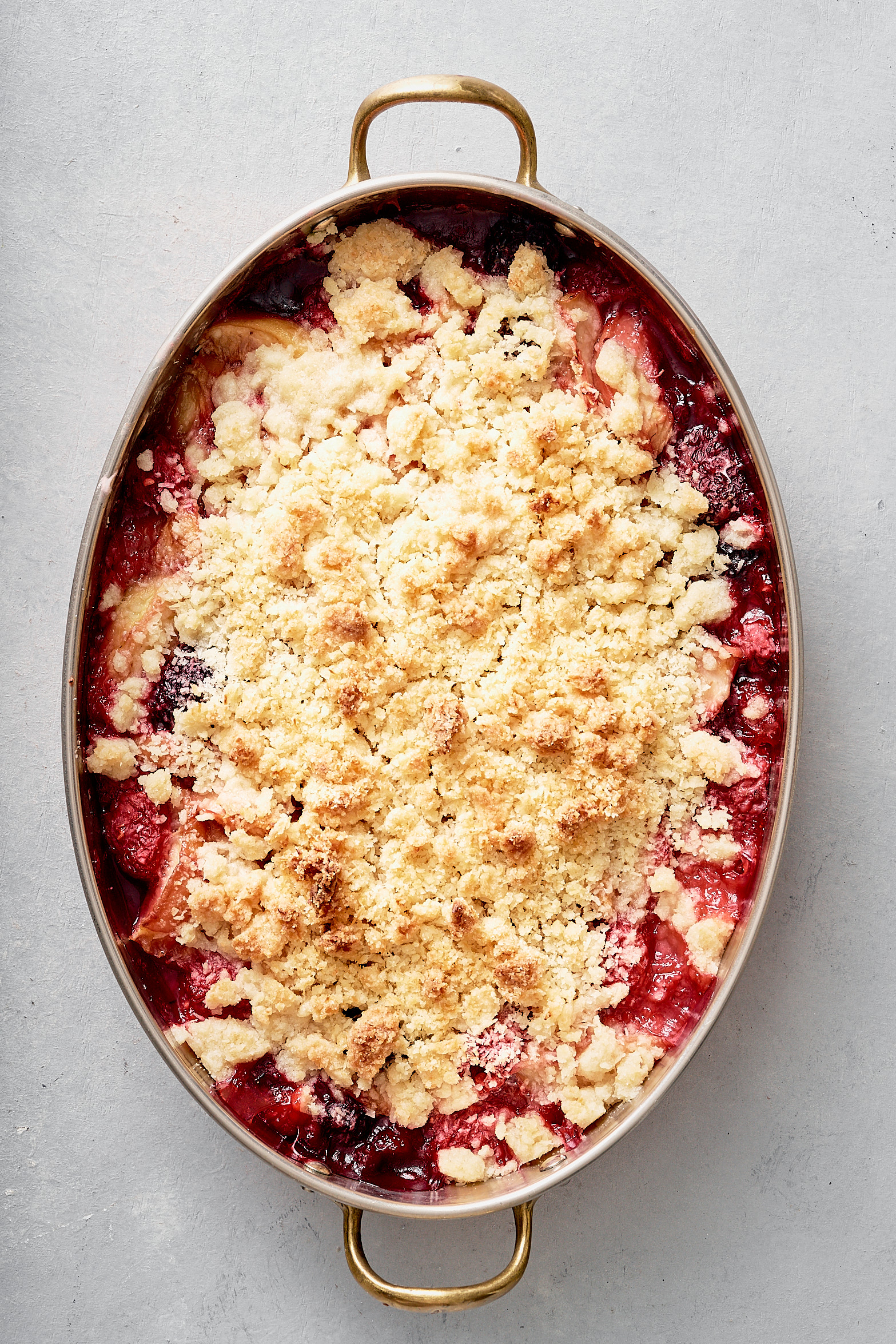 vegan peach and berry crumble